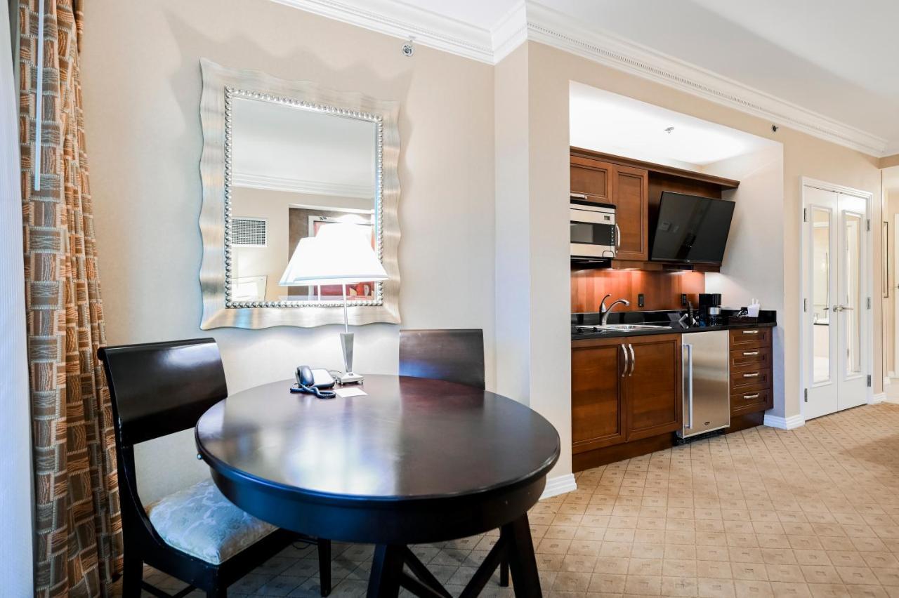 Penthouse Suite With Strip View At The Signature At Mgm Grand Лас Вегас Екстериор снимка
